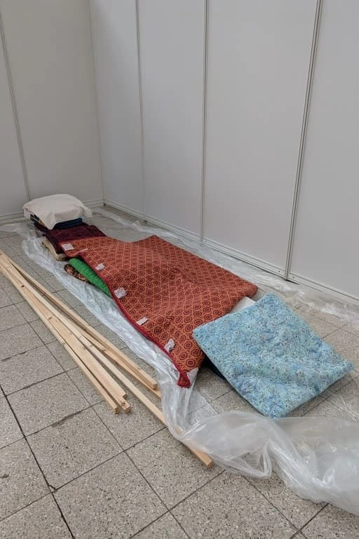 Příprava tyčí přesně na délku a následné provlečení do poutek