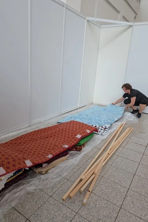 Příprava tyčí přesně na délku a následné provlečení do poutek