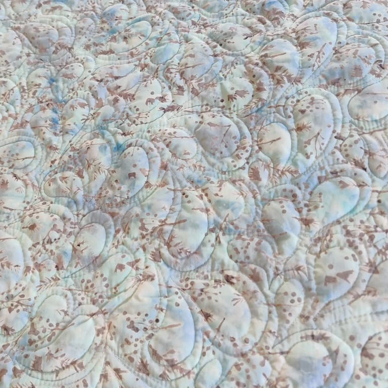 Detail volného celoplošného quiltování