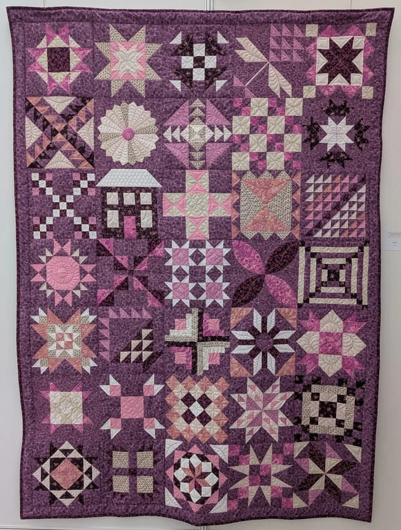 Patchworková deka Myšlenkami jinde podle projektu Stitch Pink 2020