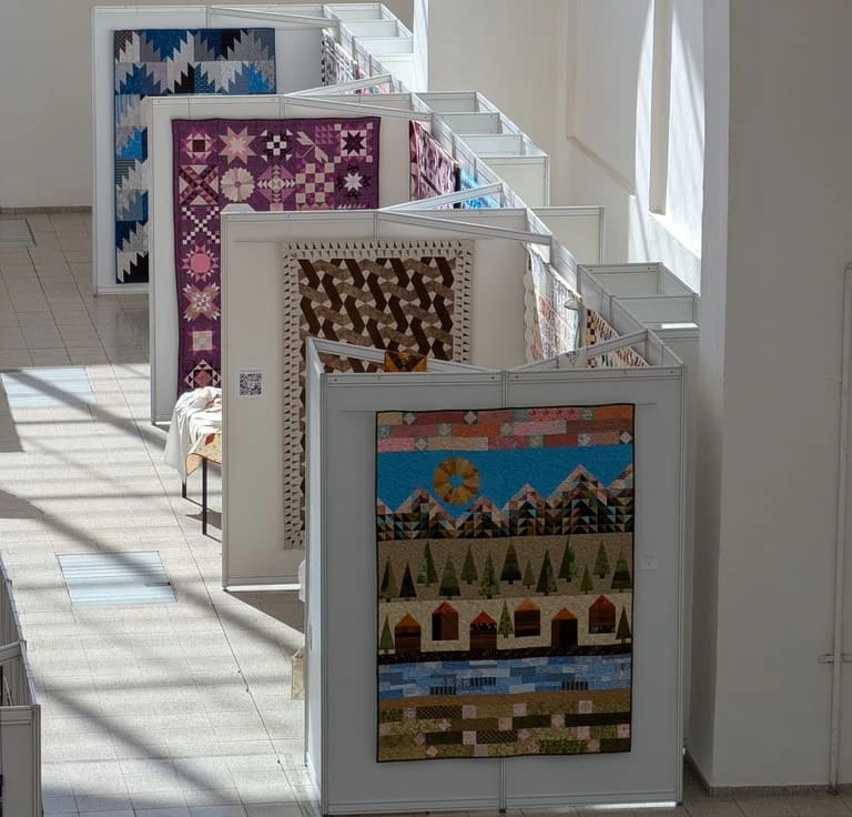 Pohled na moji galerii Hvězda českého patchworku z ochozu pavilonu A1.