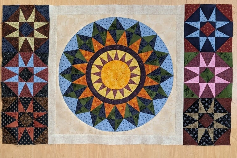 Středový blok a část první dordury bloků Scrap quiltu