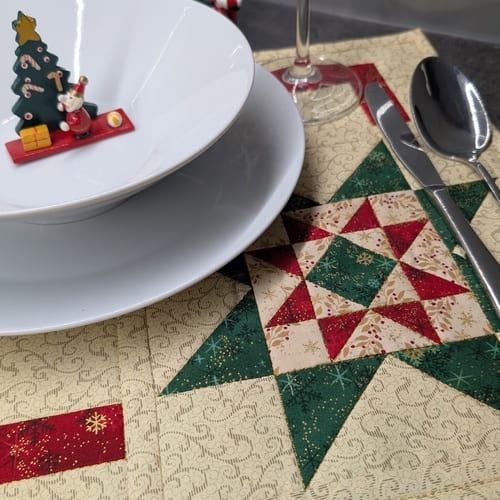 Detail vánočního patchworkového prostírání s hvězdou